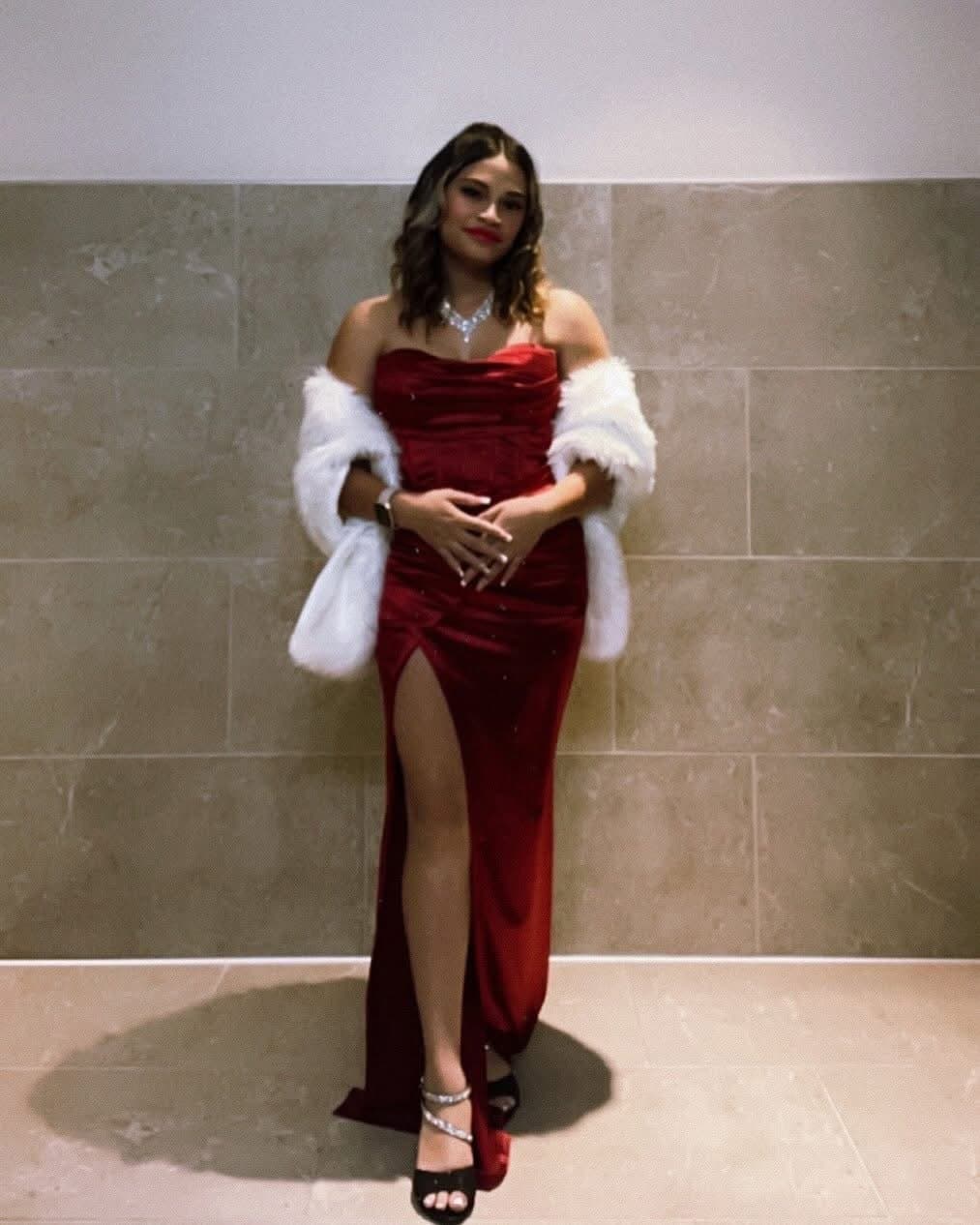 Sexy petite hs teen Dulce Elimar Alecio is sexy and has perfect feet and white toes