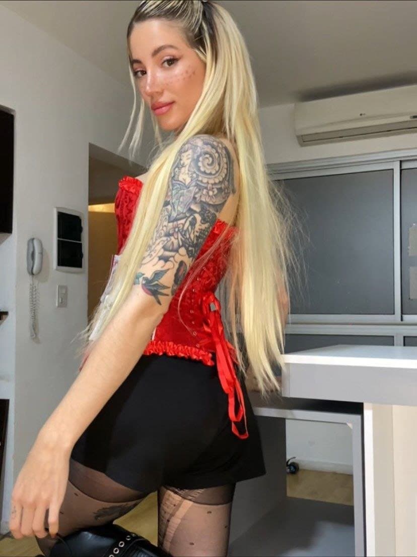 Argentina rubia hermosa coje y se toma la leche