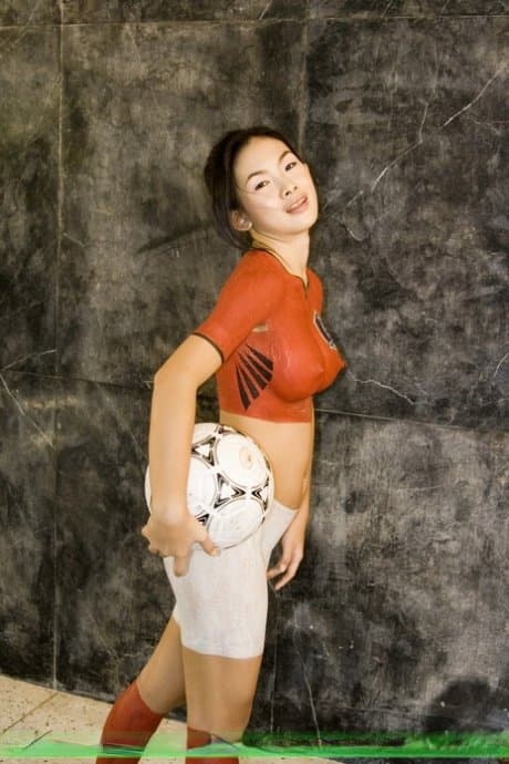 Hot thai cover her body with paint?
