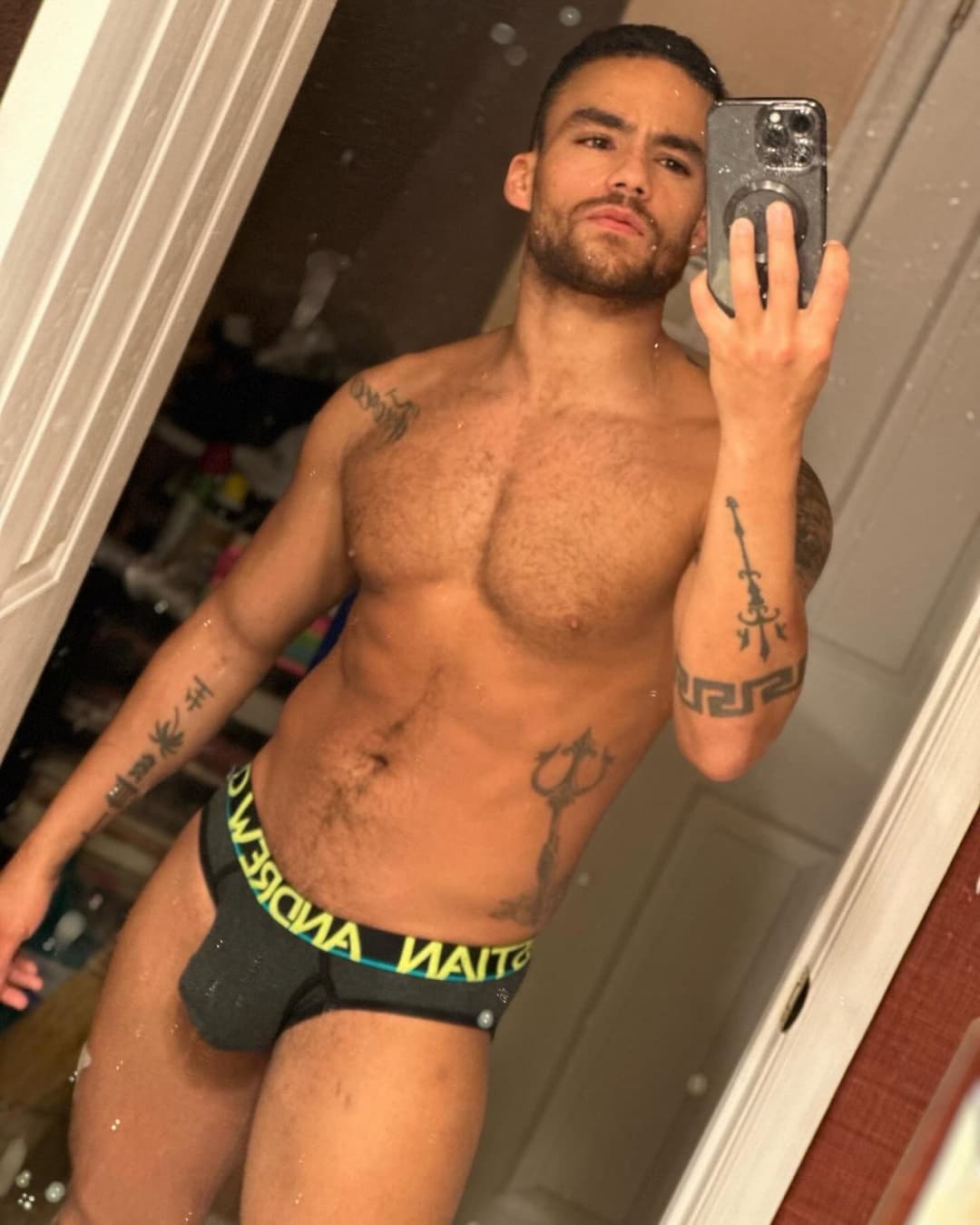 BEAUX BANKS ?? needs A cock up his ASS ?????