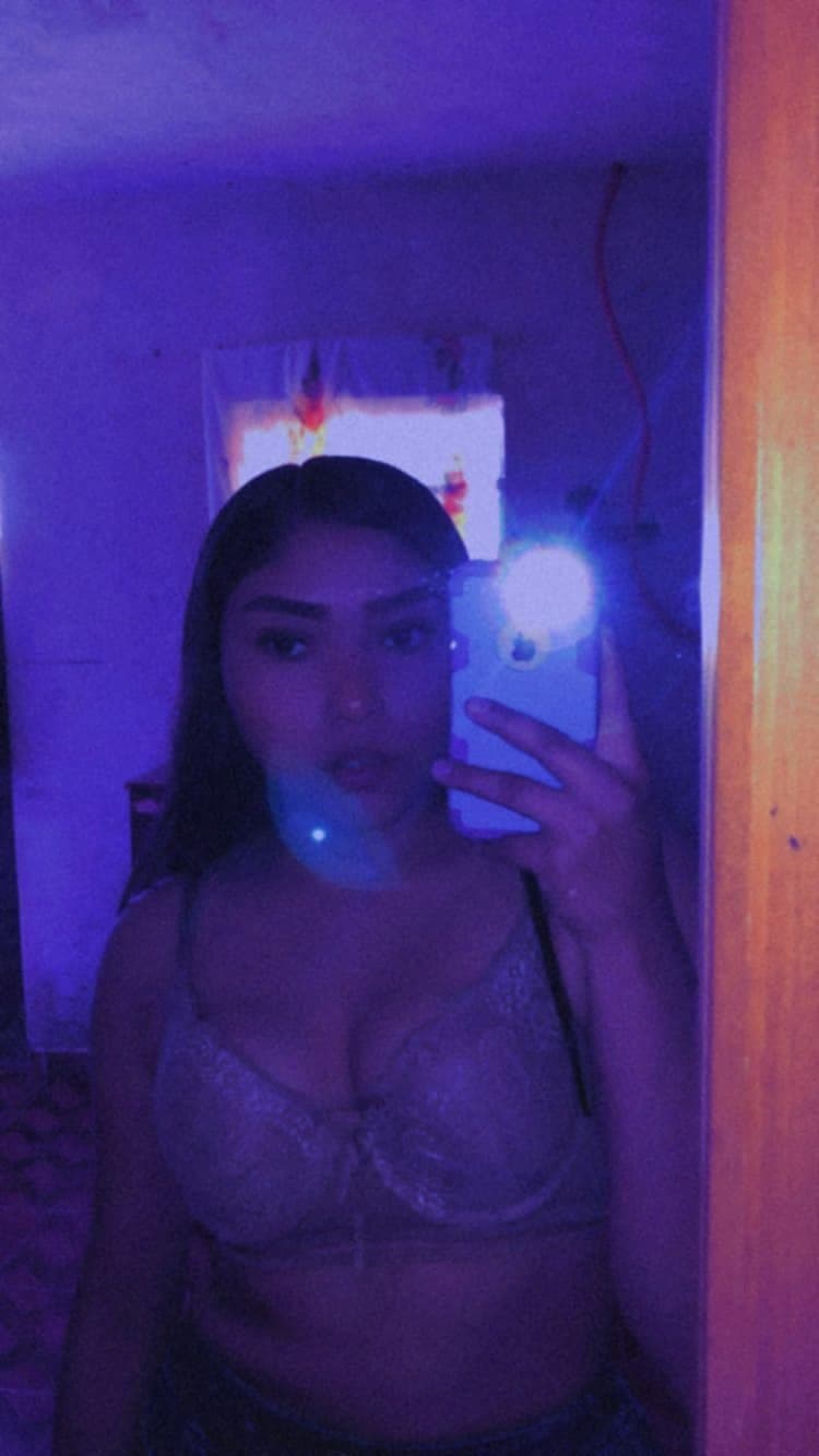 Karlita mamacita hot?