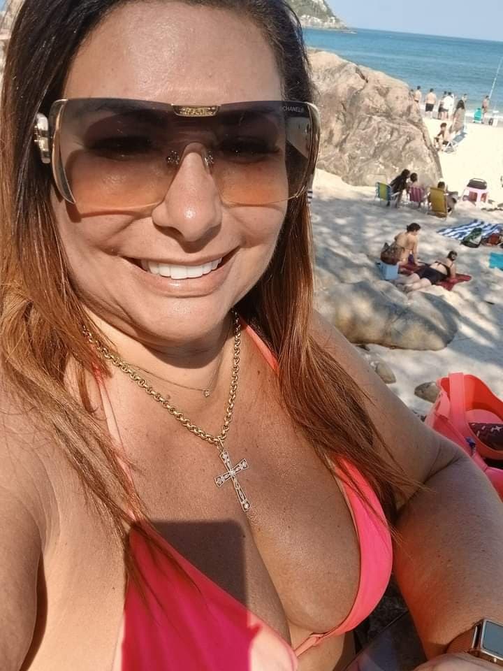 Vi essa coroa rabuda e gamei, adoro assim rabuda e carnuda. Gozei forte pra essa rabuda.