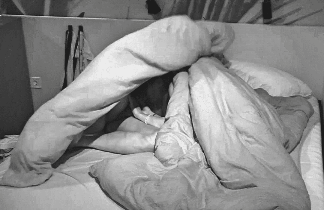 [Reality TV] Contestant Gets Dick Sucked in Bed ??