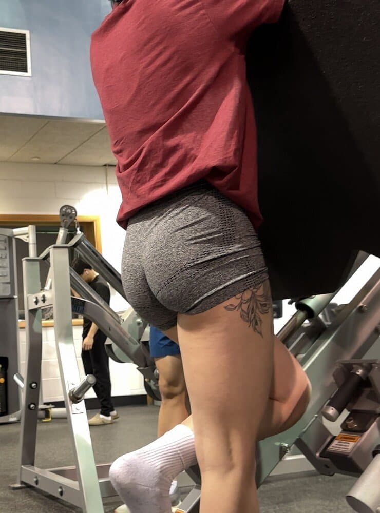 Smoking hot tatted white girl at the gym