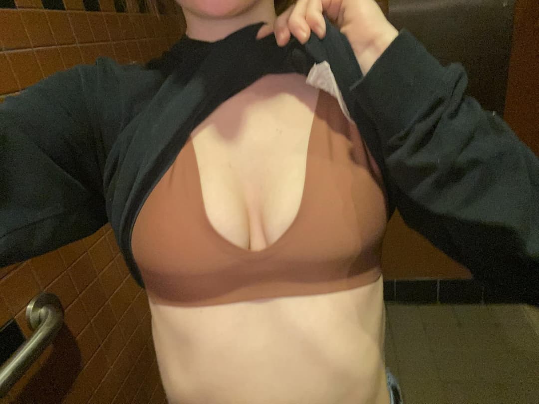 Slut sucks off co worker kik in bio