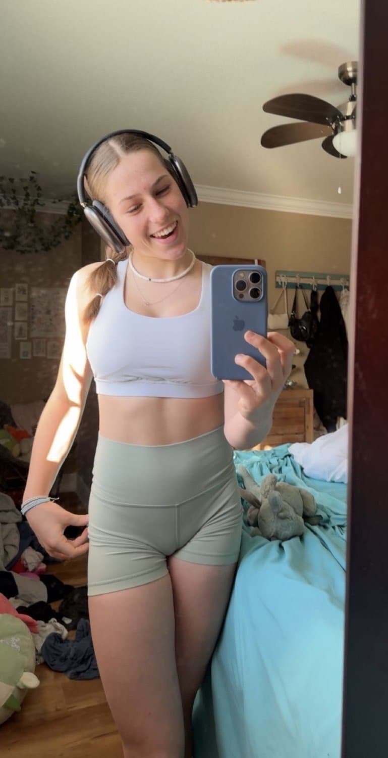 Click to view full size Which sister is hotter Skylar and Alexis