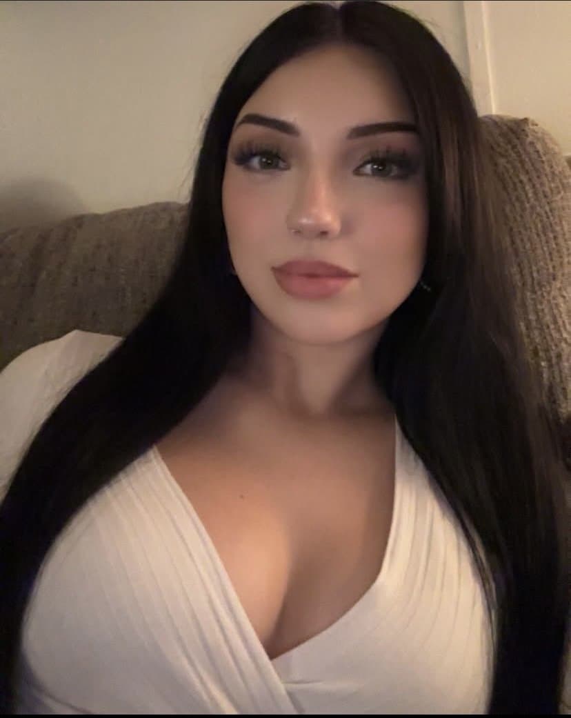 Snowbunny bitch Cat only lets black clap those big buttcheeks