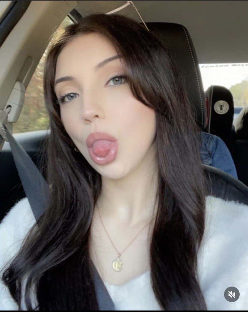 Snowbunny bitch Cat only lets black clap those big buttcheeks