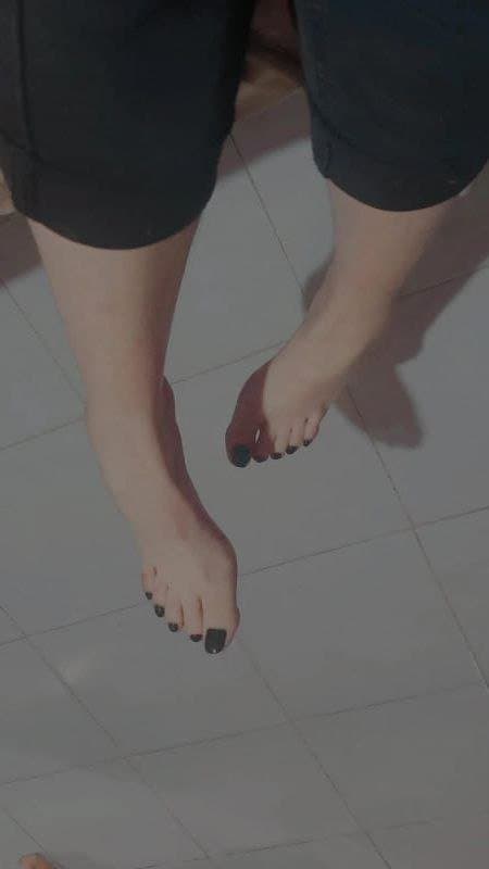 Egirl shows her tits