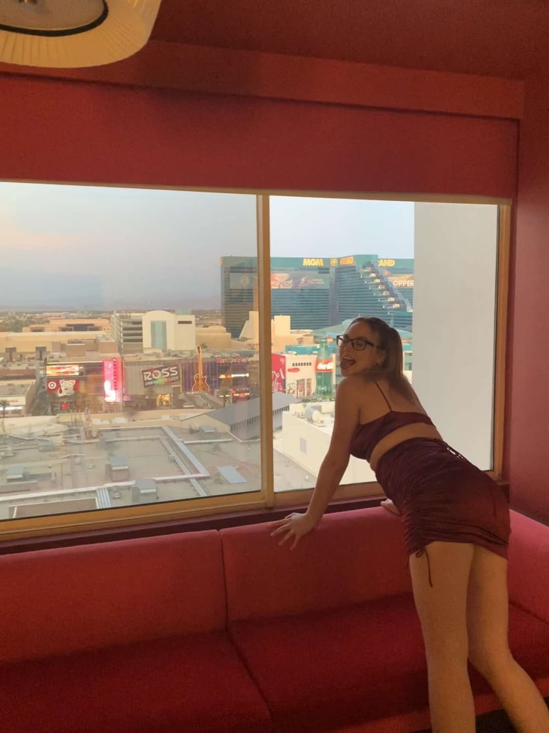 Hot slut Alexis love showing off