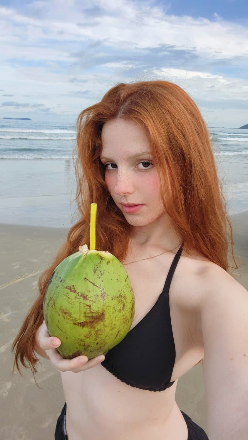 Ruiva Isabell fazendo 69