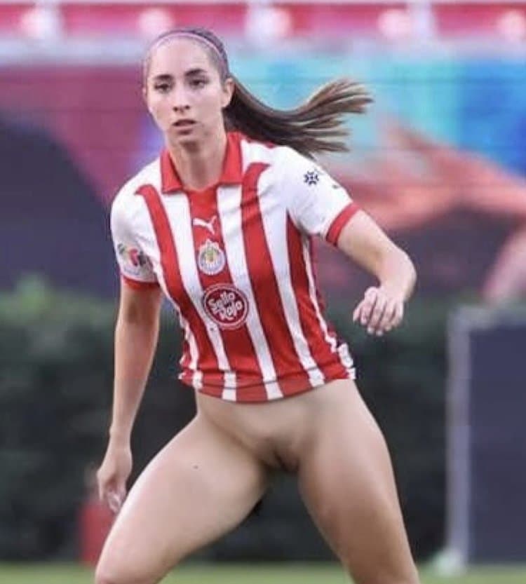 Araceli Torres de Chivas Femenil - desnuda y sin calzón (FAKE)
