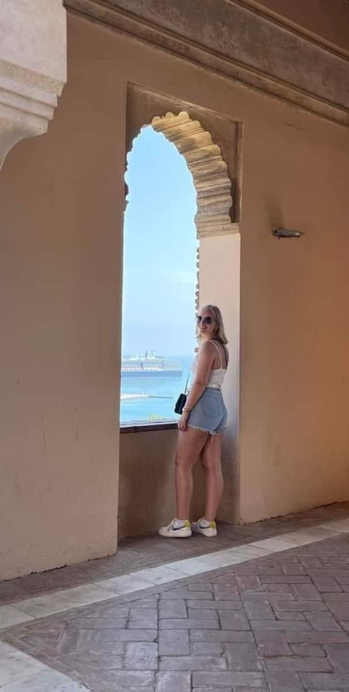 Who wanne goon with me to my cousin to her big juice milkers or to her big juice ass DM ME i hav