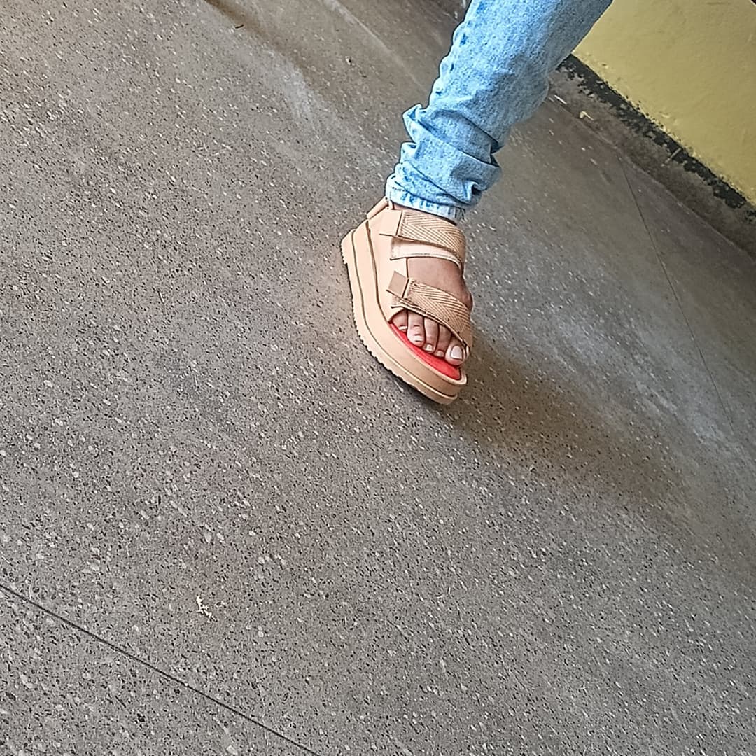 Click to view full size Feet candid shots on college #5 (a short album)