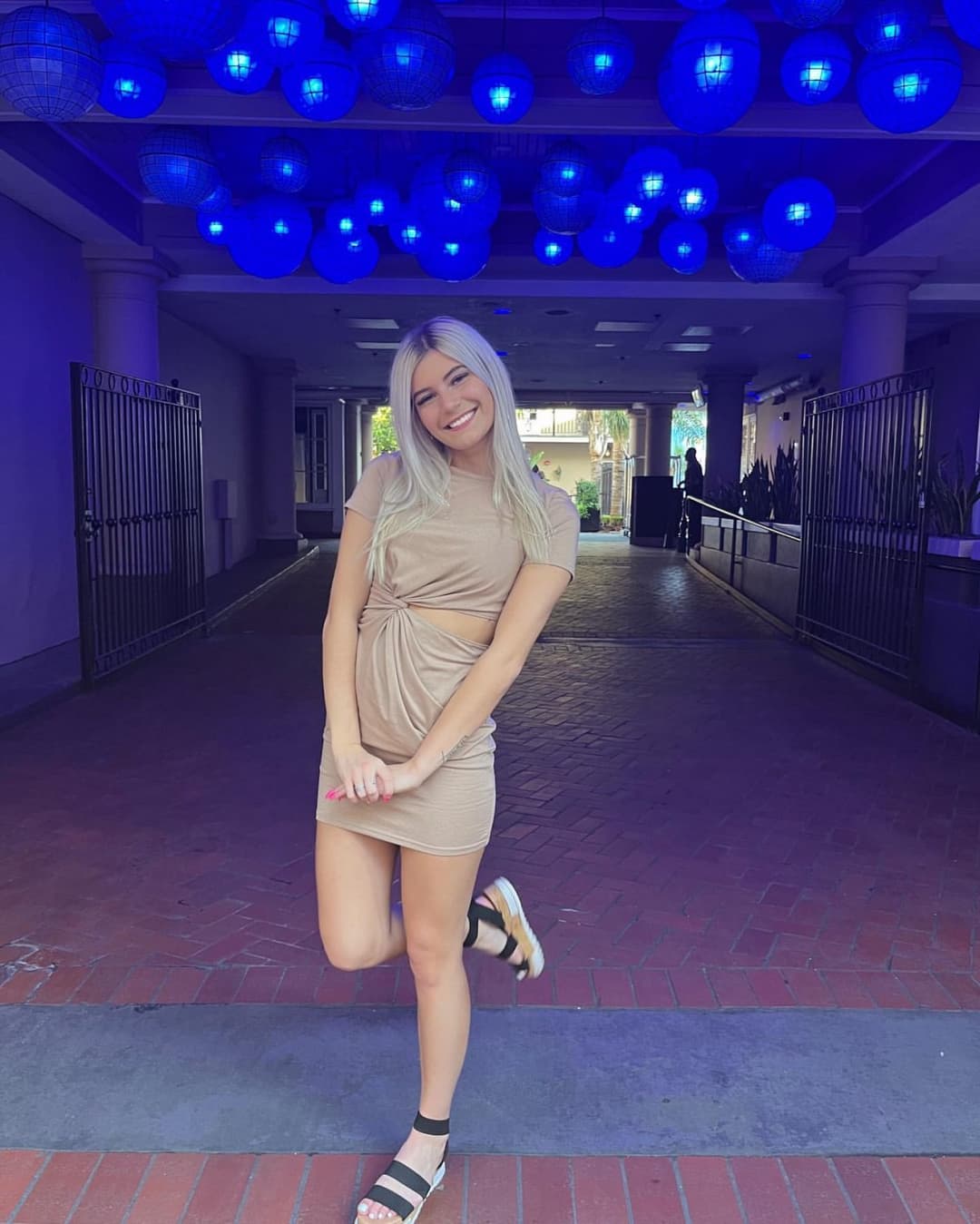 Sexy blonde friend shaking her booty nice (slo-mo)