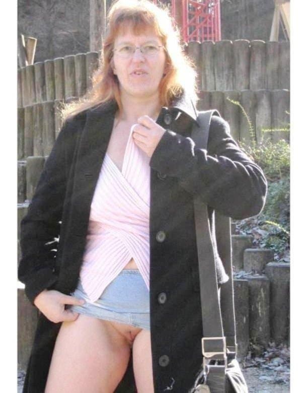 Kerstin ohne Slip unterm Rock (1)