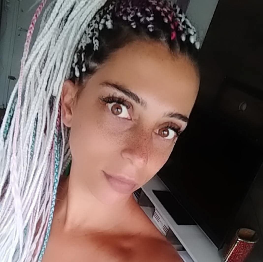 Puta Argentina meando y abriéndose el culo en vivo. P1nk1p13 cam4