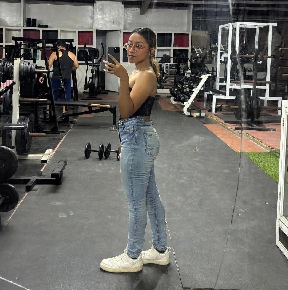 Flaquita morena de tres valles puta morena deseosa de verga