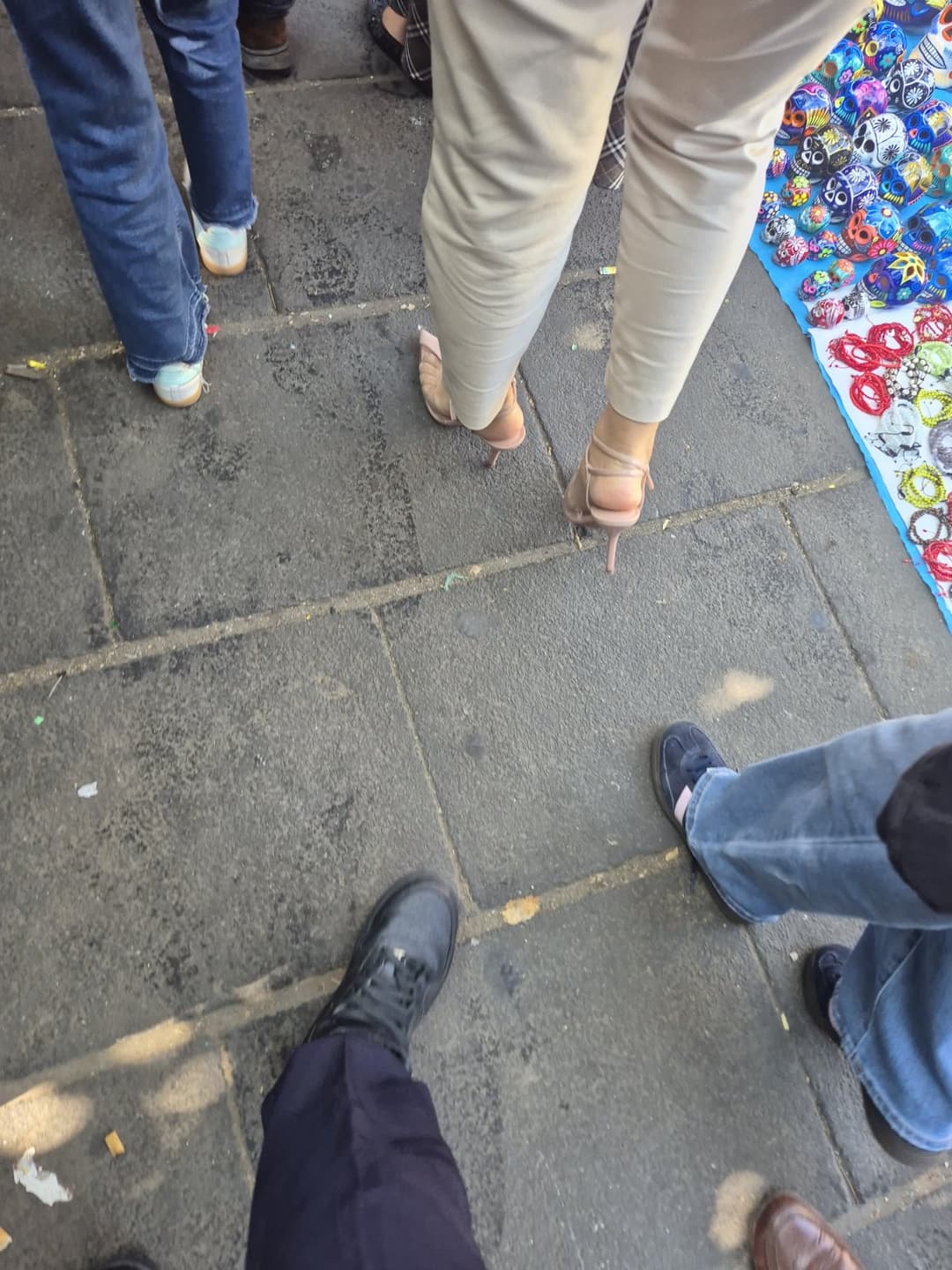 Click to view full size Ricos pies en la calle, strip y de mas