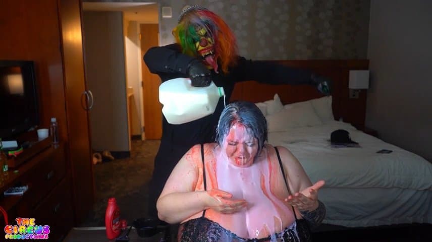 These hoes lettin this clown mf do anything lol