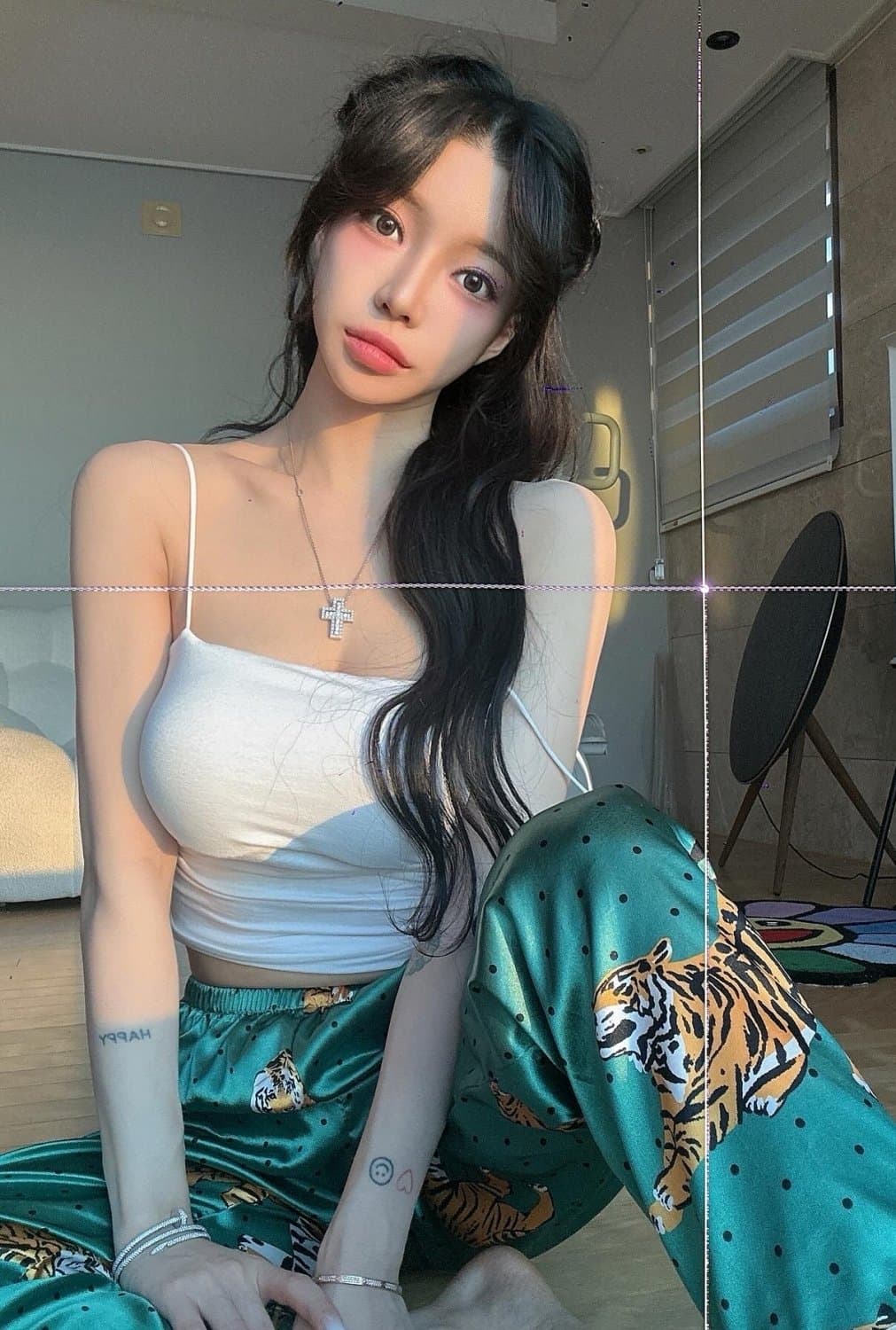 Asian streamer Seungvley masturbates