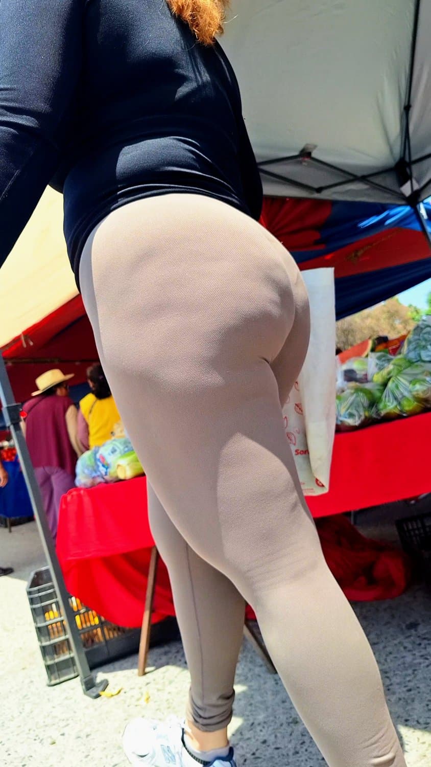 Rico culote de madura milf se le marca la tanga bien rico.