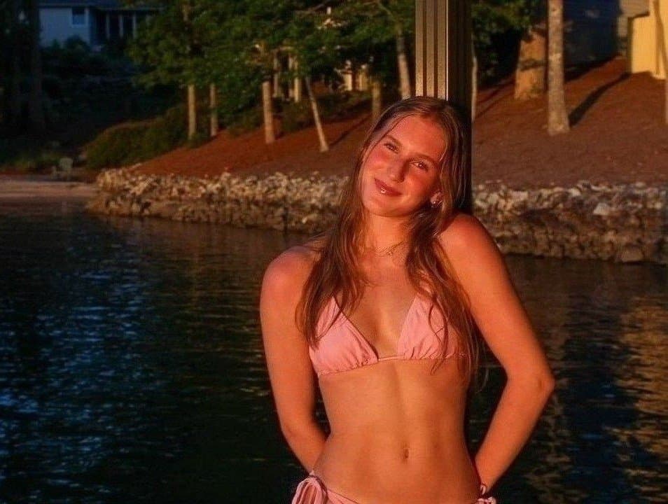 Sexy Teens in Bikinis