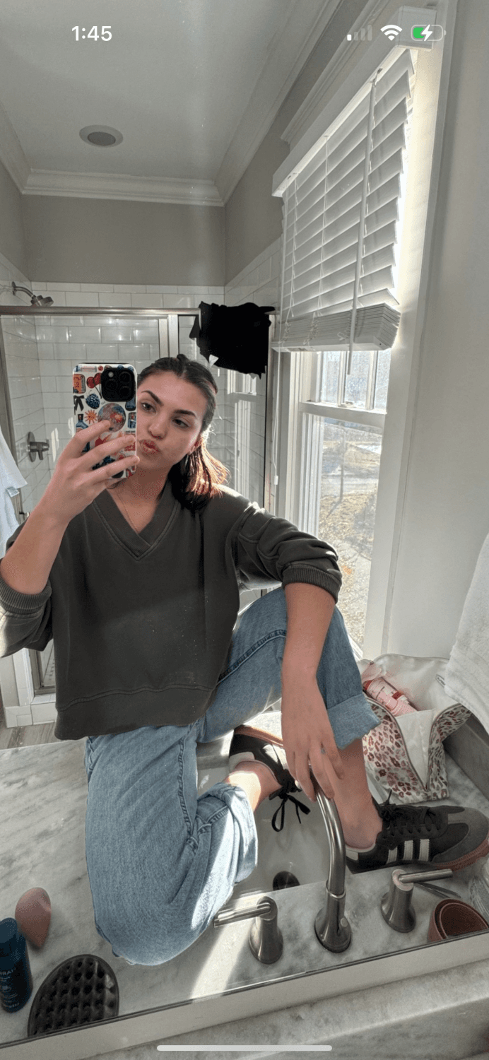 College guy with big muscles started kissing this slut before lifting shirt and sucking her titties