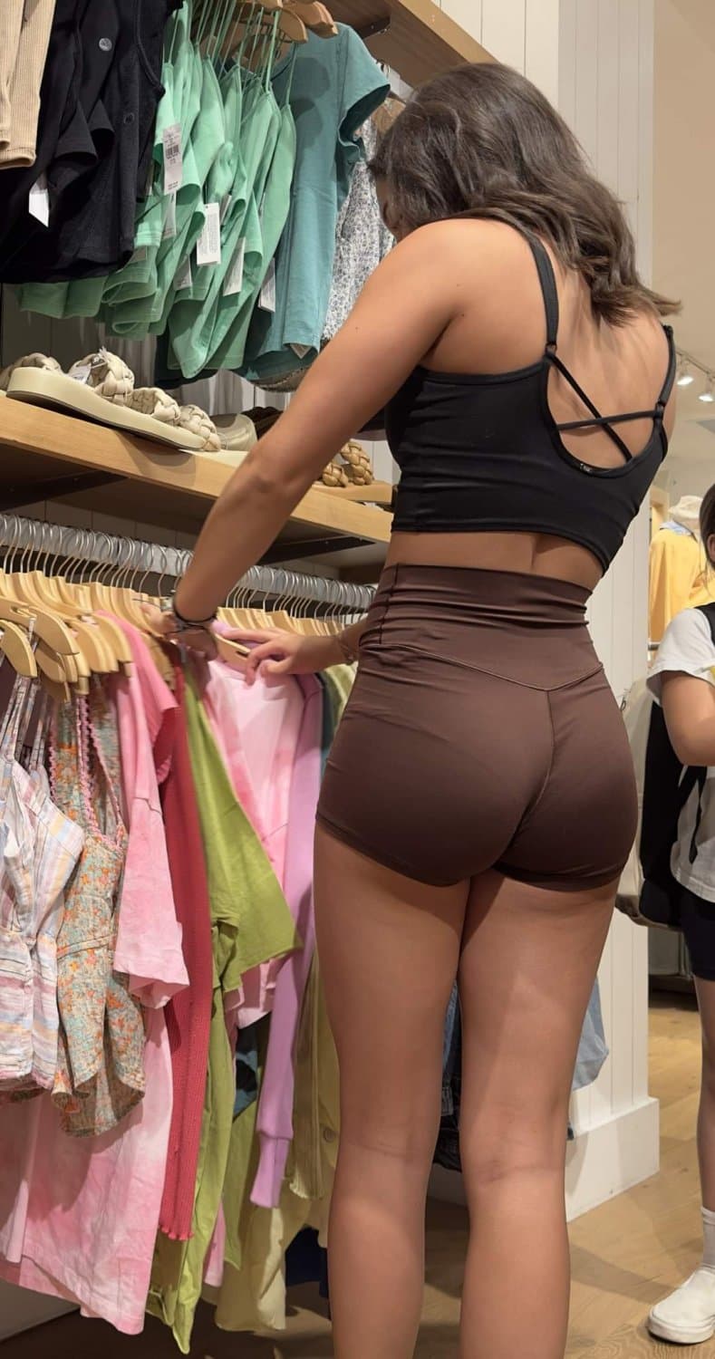 Voyeur callejero-jovencita con un suculento traserito de compras???❤️❤️❤️