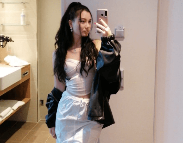 Click to view full size Lena B (22F, USA) corrupted from innocent, nerdy, good girl, to craving being jerked off to online