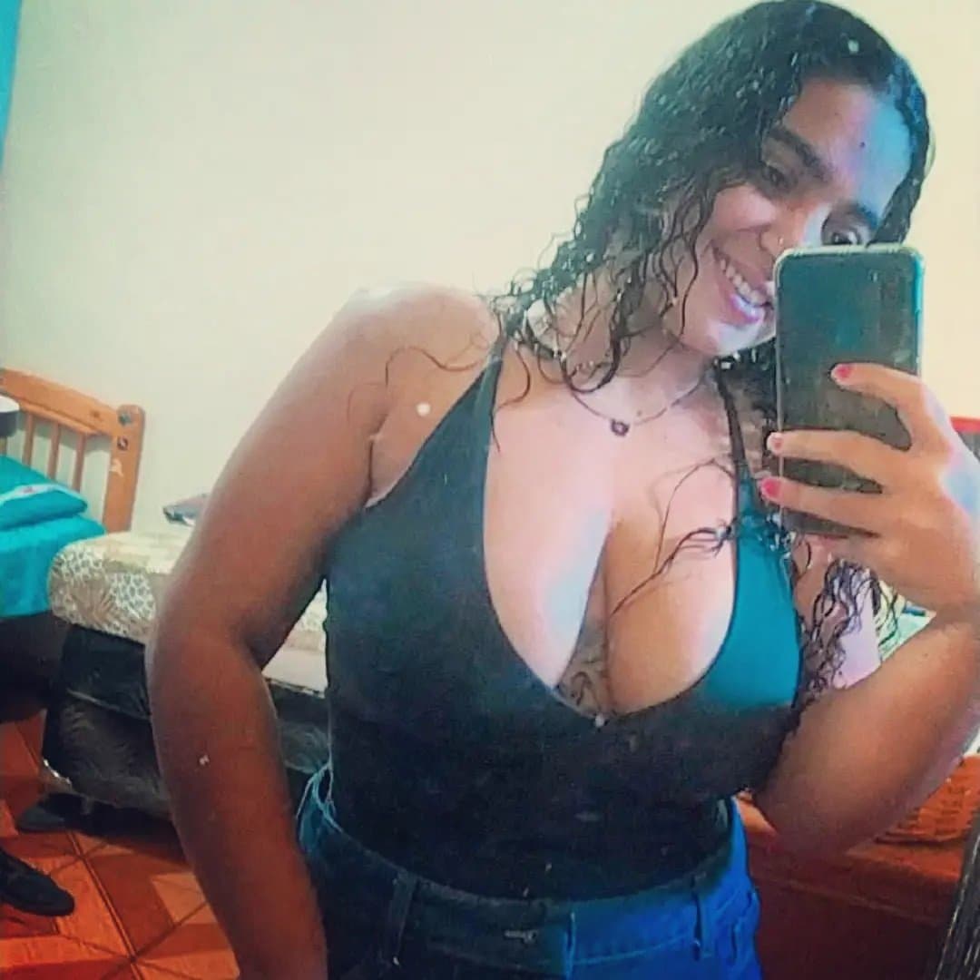 Ariella peituda safada gosta de mostrar para os seus machos