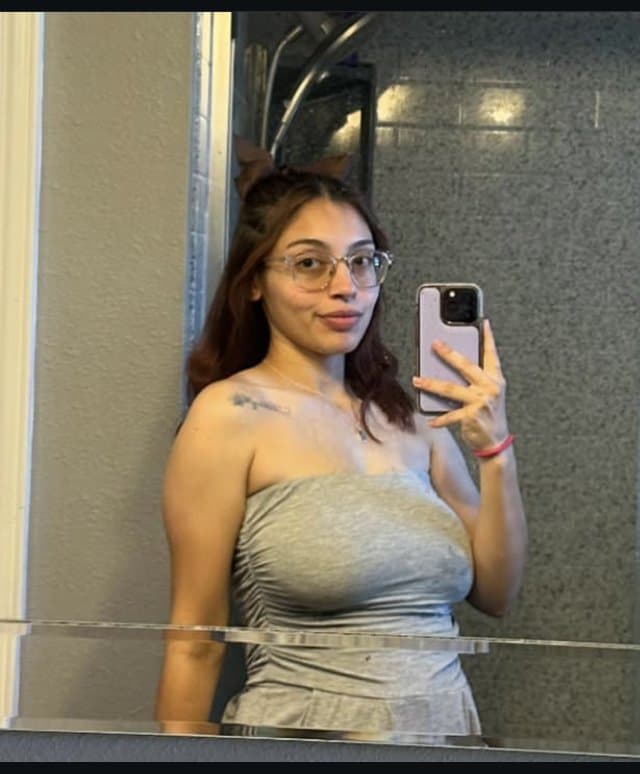 Salpicaría toda mi leche de ver como ya le cuelgan las enormes tetas a mi prima Sara