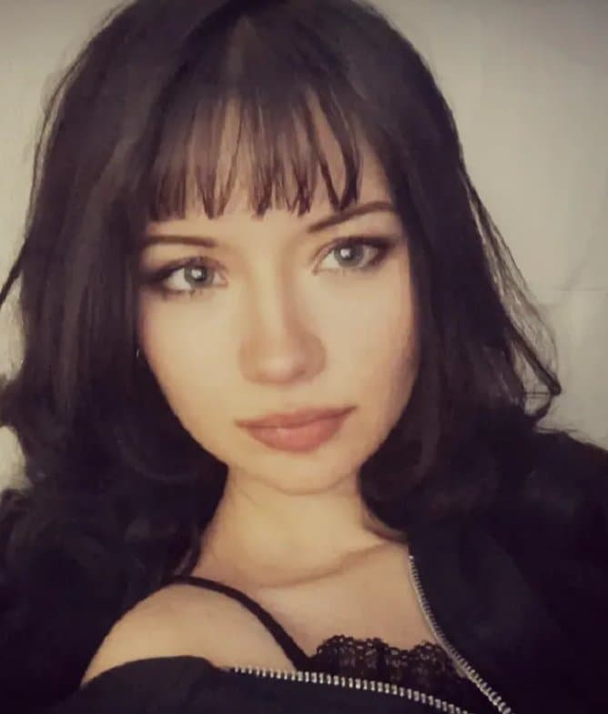 Emo teen with bubble butt