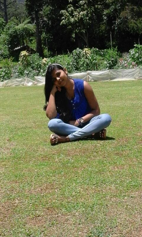 Sri Lankan sexy girl loves to show her sexy body