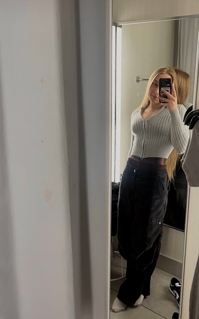 I give her insta out but let me know what you’ll do with it if I give you it she a sexy blonde girl