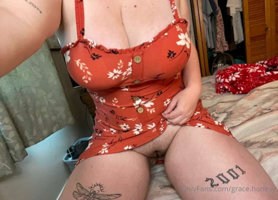 Emilee Grace a.k.a Grace.Honeyy from East Lansing, Michigan shows off pretty pussy and giant tits