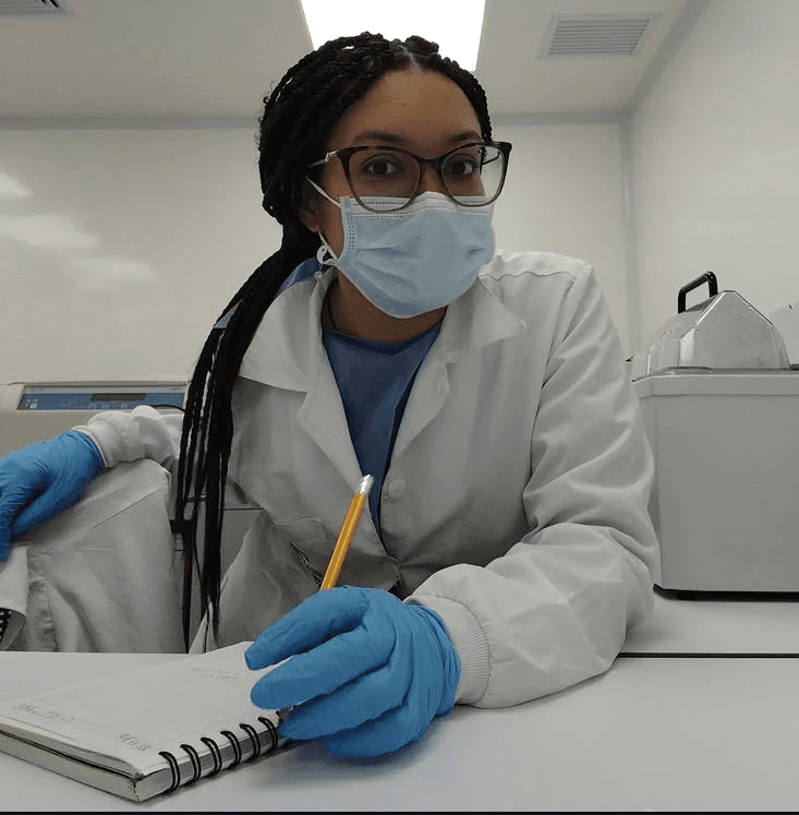 yo no doy más… esta es Katherine, mi prima afro, la culona que me tiene loco desde pelao. Esa negra