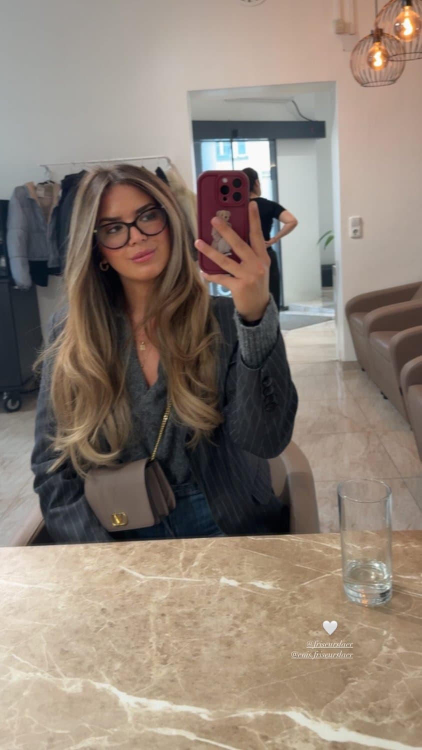 Hot bosnian slut with a great Body and nice legs and feet - footjob and cumface