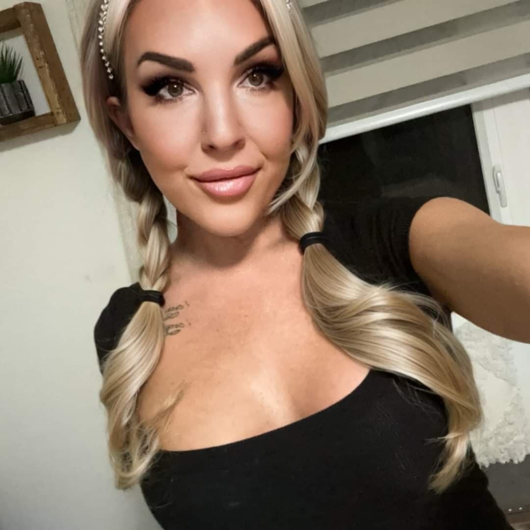 High price escort Laura loves cum