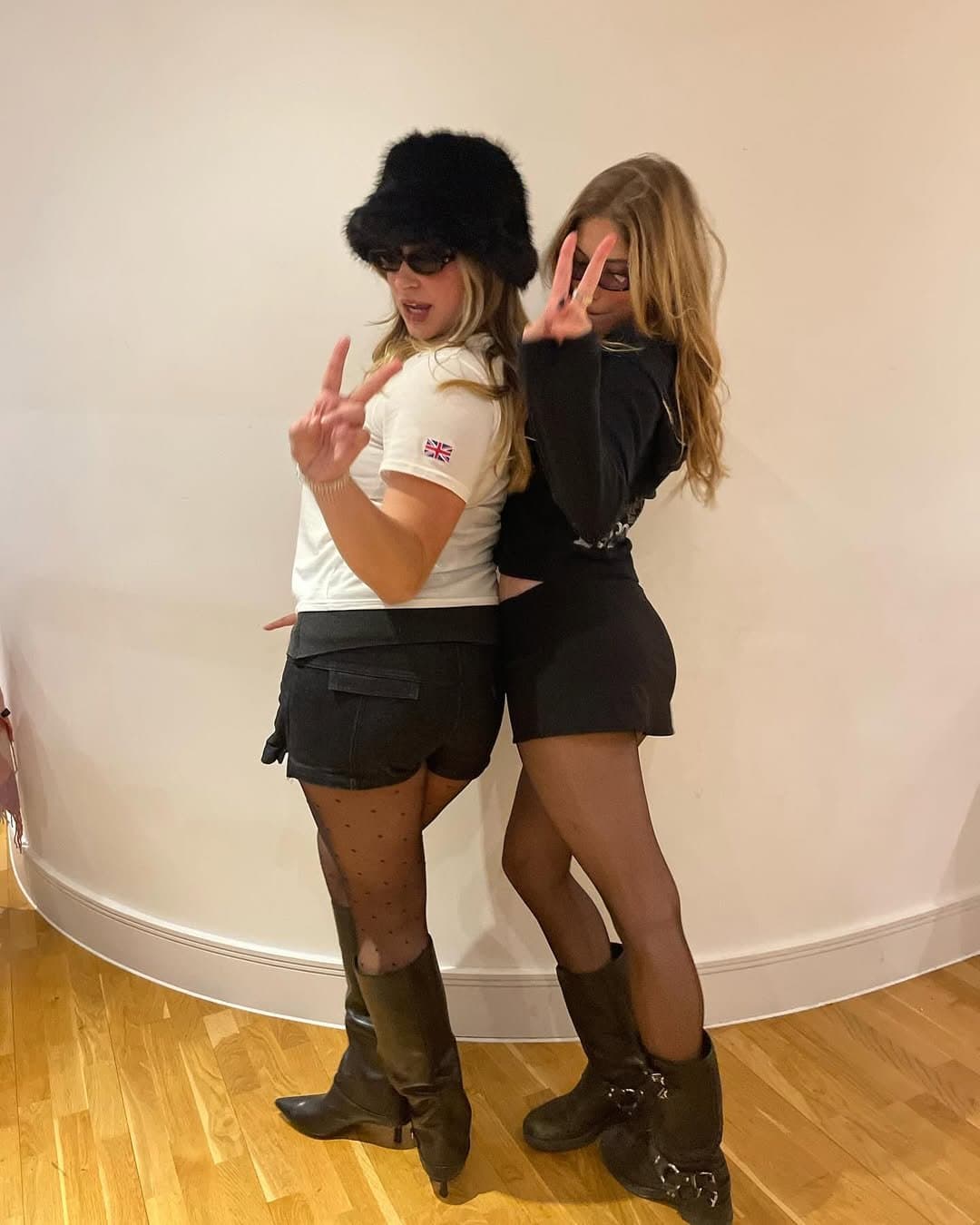 Click to view full size Adorable college girl fully nude in the tub rare