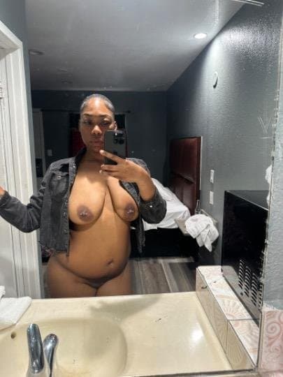 Petite Ebony SEXTING