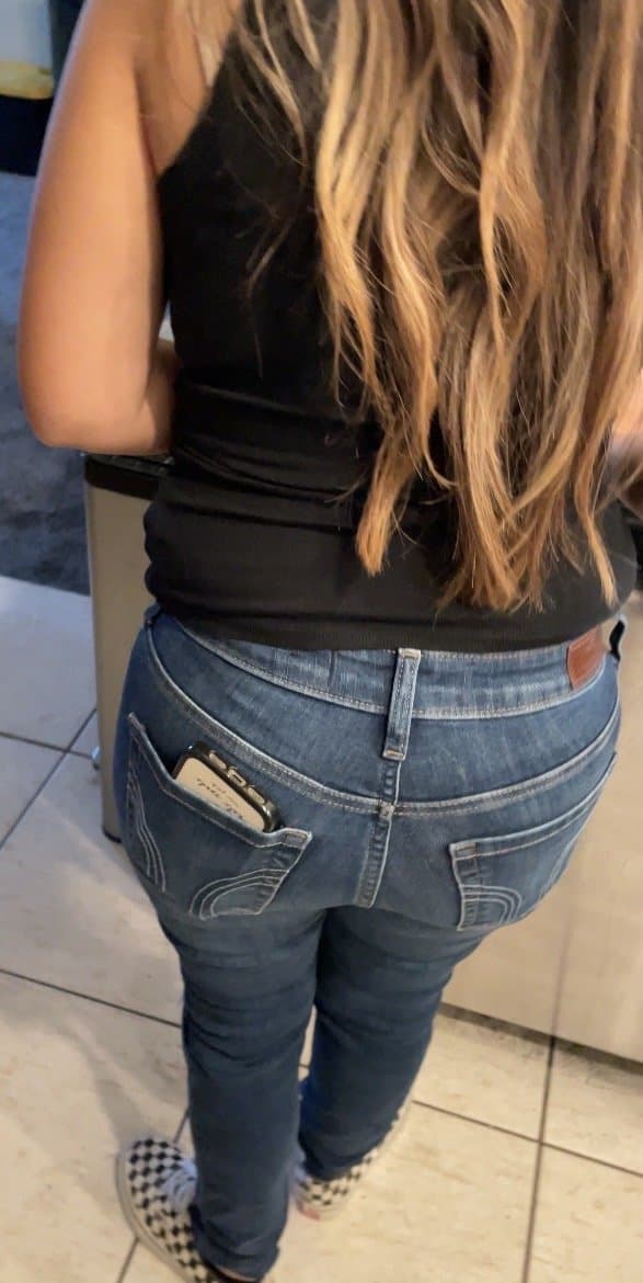 My moms stacked ass in jeans (FAMILY SERIES)
