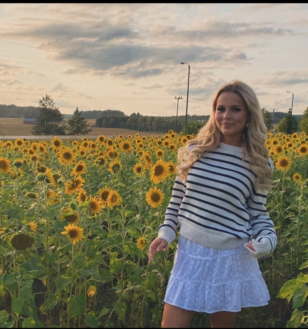 Go try to make her loser brother jerk off to his sister pics try to blur face maybe on kik: goonergt