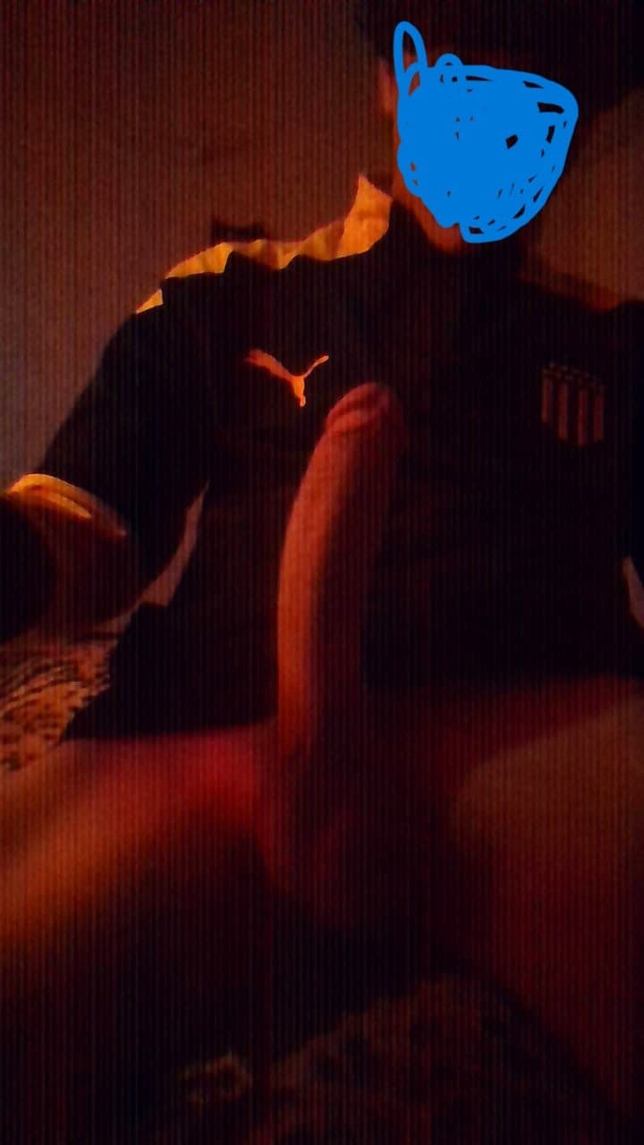 adolescente joven muestra la verga