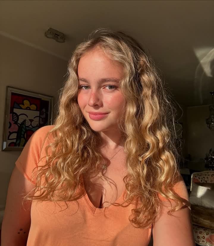 La puta tetona de Giulia, esta recien desbloqueada con 18?lista para recibir una cogida brutal