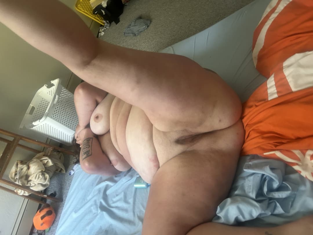 Kyla Shows Off Her Shaved Twat