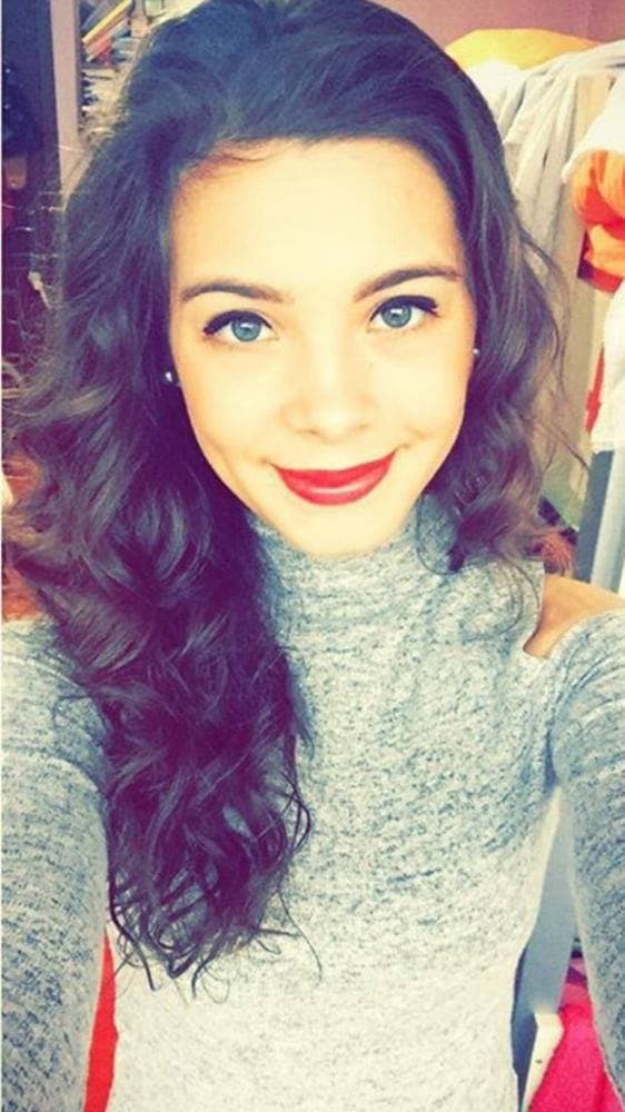 Cornudo nos comparte a la puta de su esposa masturbandose