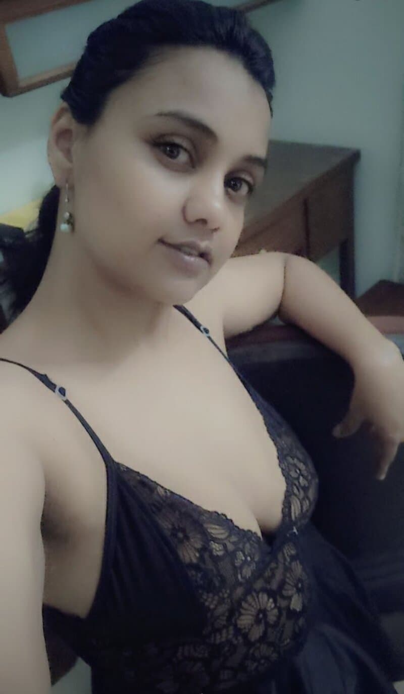 Indian Milf Slut Slim (Old Pics) vs Chubby (New Pics) Kiruthika Aunty Big Boobs Masturbating