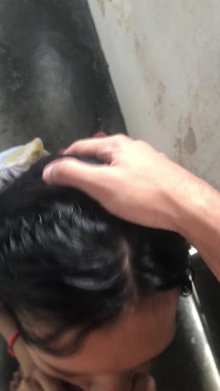 Novinha magrinha  de Manaus mamando gostoso na rua em público