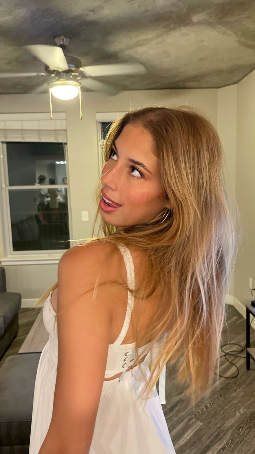 Click to view full size Adorable college girl fully nude in the tub rare